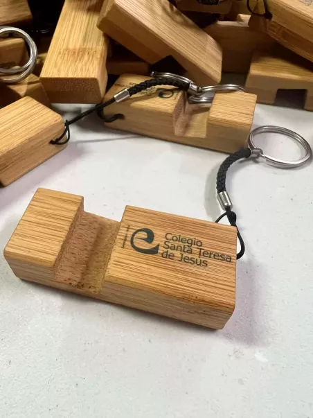 personalisierter Schlüsselanhänger mit Handyhalterung
