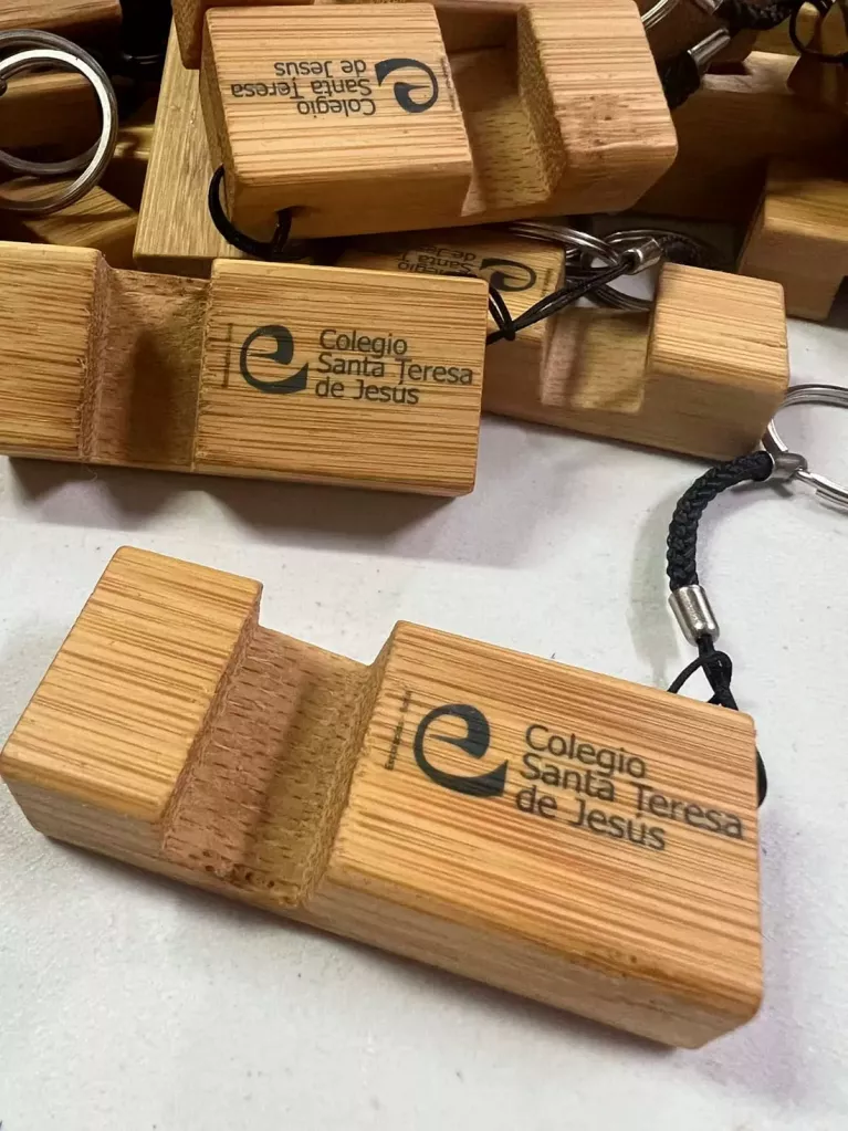 porte-clés en bois avec support téléphone