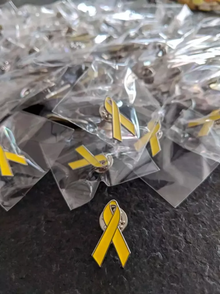 pin fundición lazo amarillo