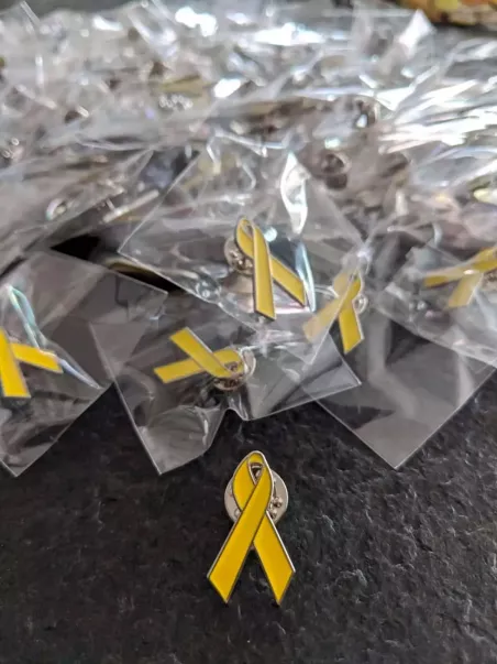 pin fundición lazo amarillo