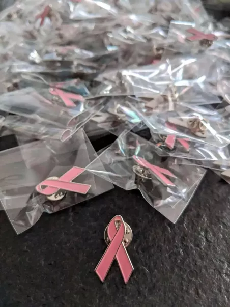 pin fundición lazo rosa