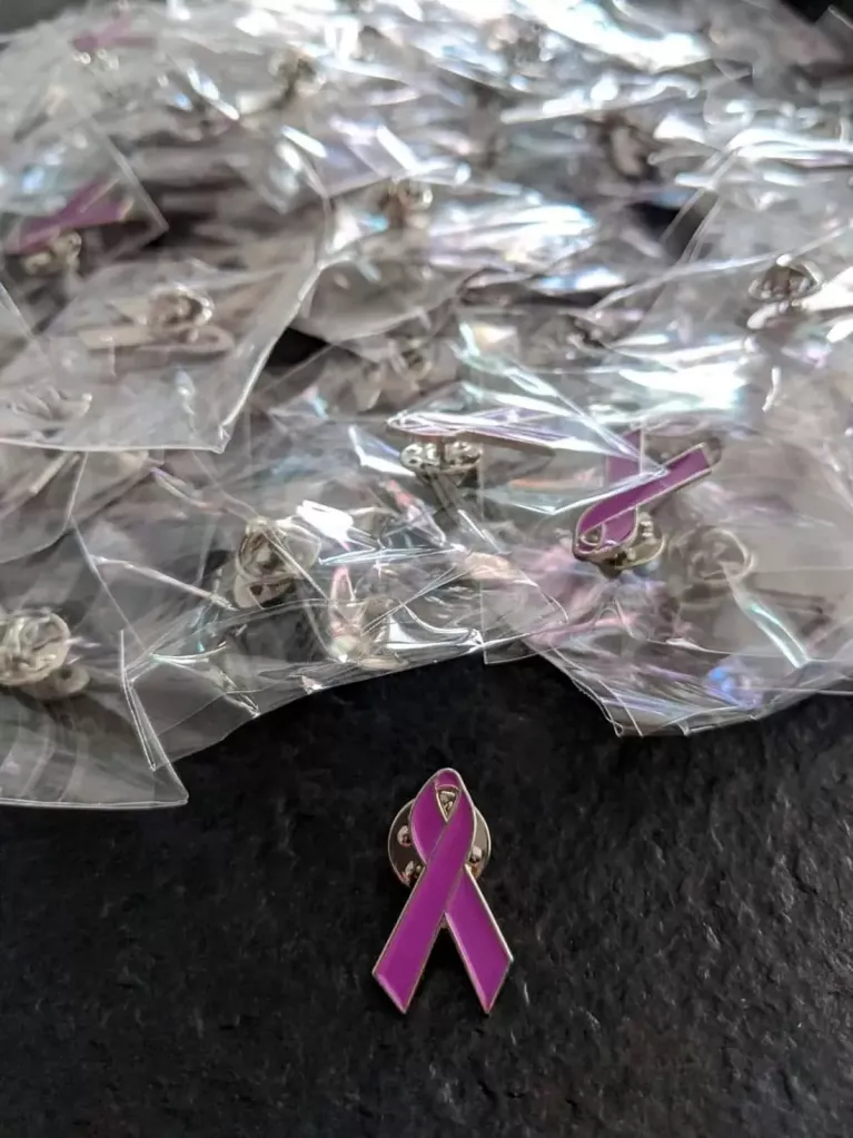 pin fundición lazo lila
