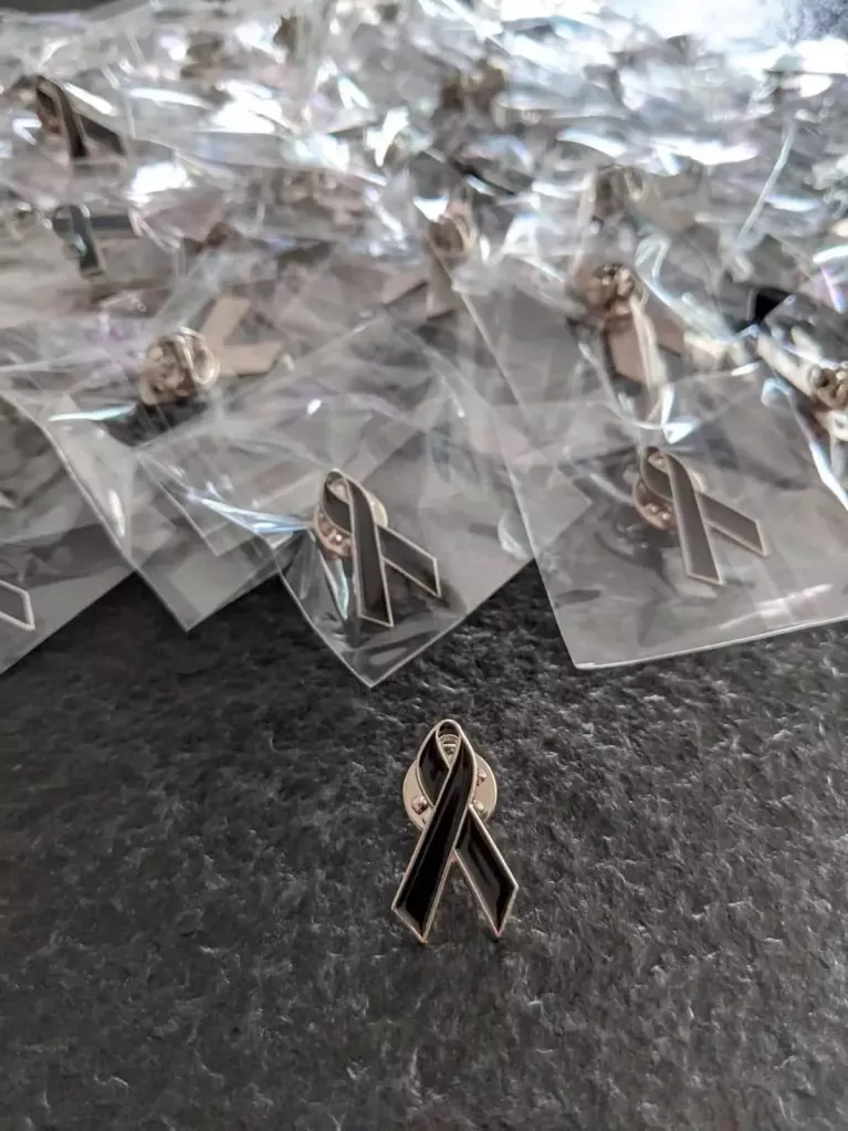 pin's ruban noir en fonte métallique