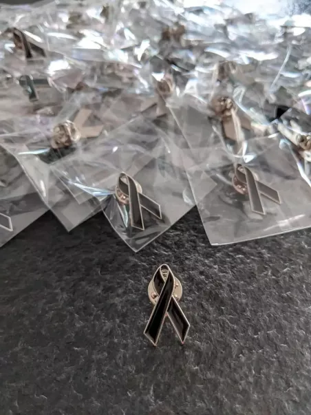 gegossene Pins gelbe Schleife