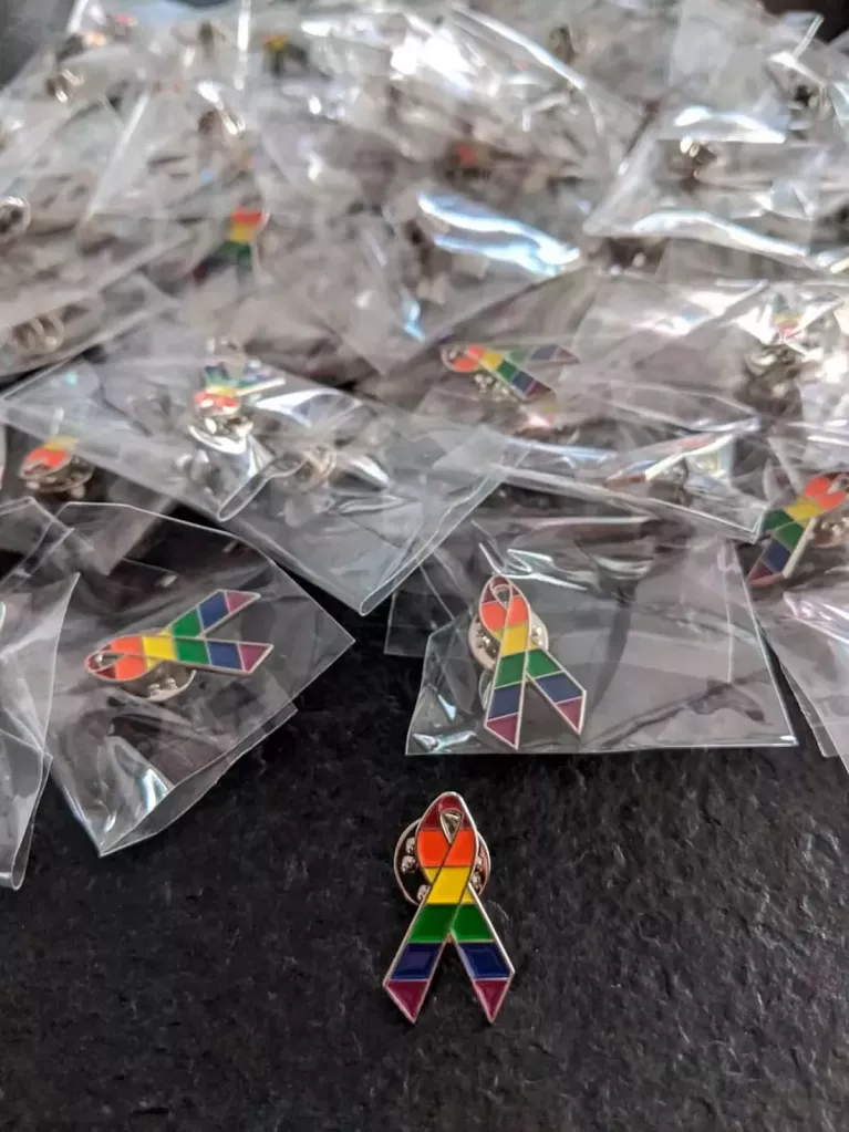 pin fundición lazo arcoiris