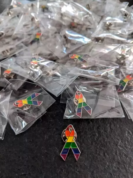 spilla in fusione fiocco arcobaleno