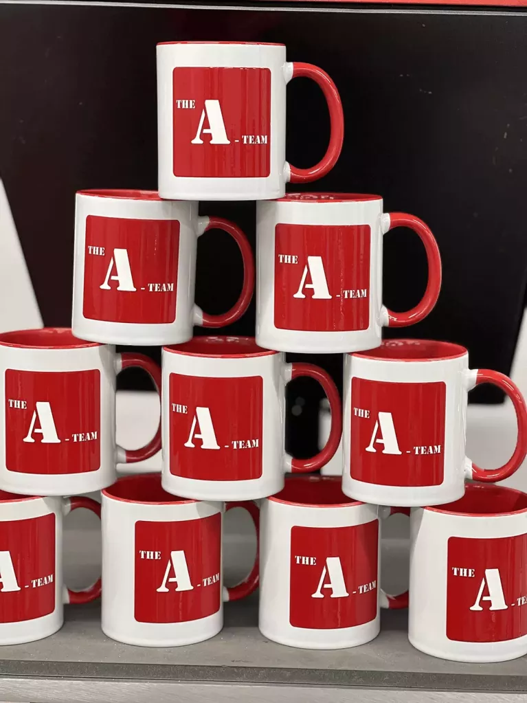 personalisierte Tassen mit farbigem Henkel