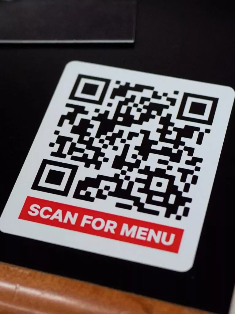 наклейки с QR-кодом на столы