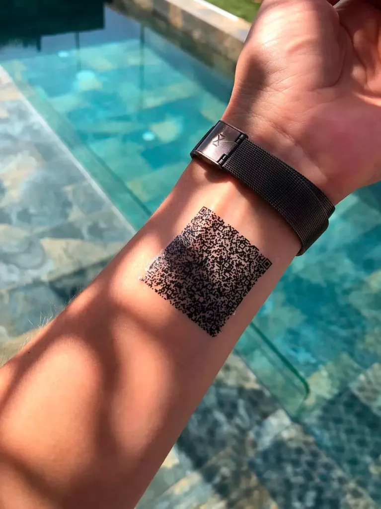 tatuagem temporária QR no braço
