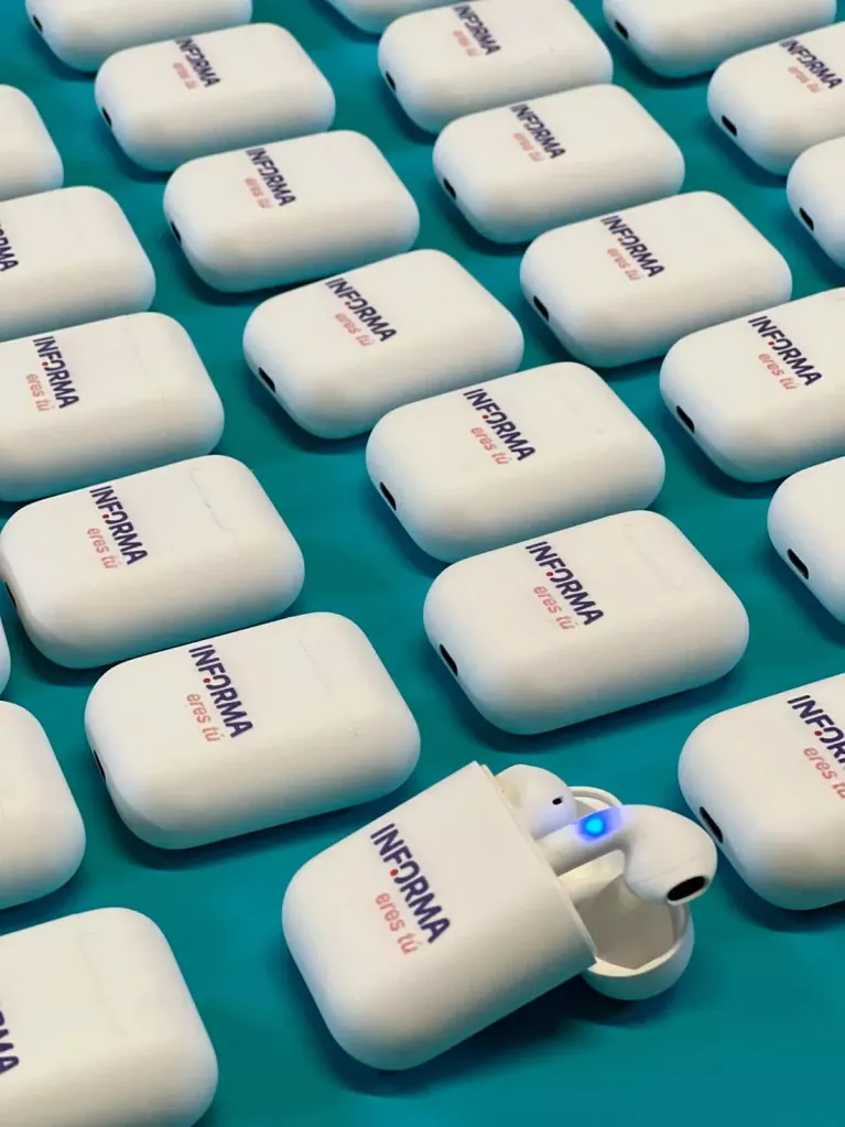 cascos inalámbricos con logo