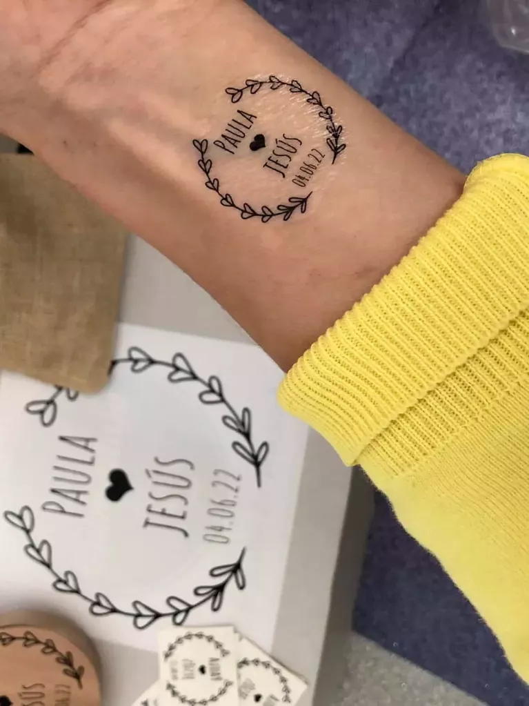 cadeaux invités mariage décapsuleur et tatouage