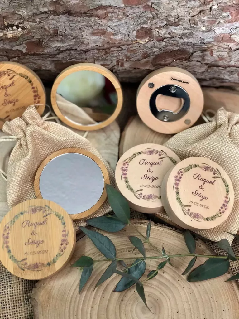 Hochzeits-Geschenkset Holzspiegel und magnetischer Flaschenöffner