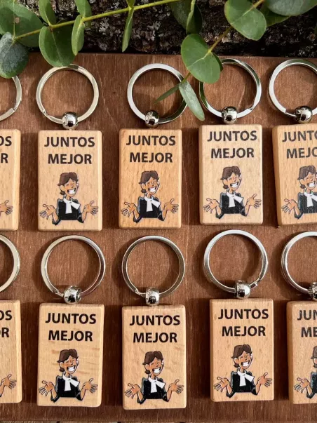 llaveros publicitarios madera