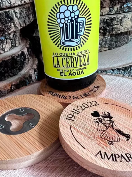 Flaschenöffner aus Holz und Untersetzer