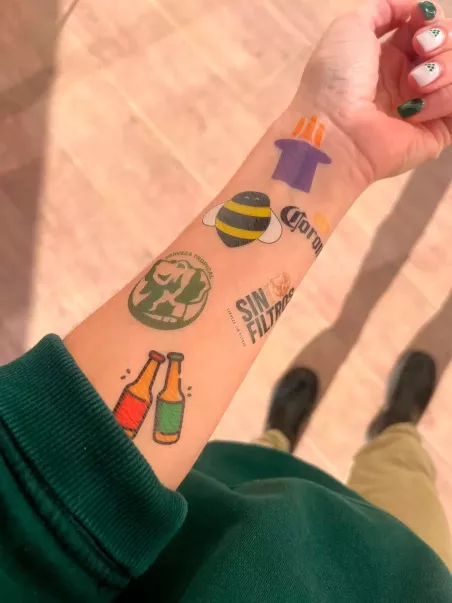 Tatouages qui brillent dans le noir