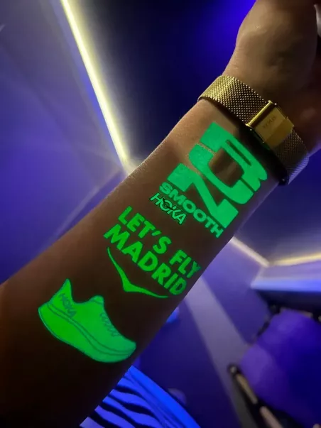 Tatuagens fluorescentes branding empresas