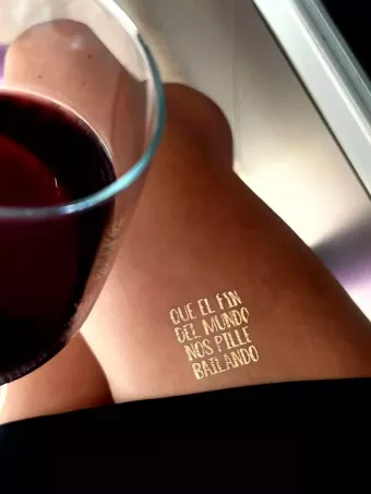 tatouage "que la fin du monde nous trouve en train de danser"