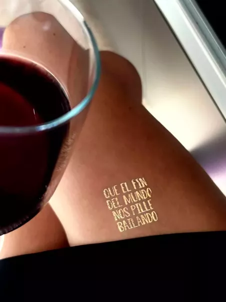 tatuaggio "che la fine del mondo ci colga ballando"