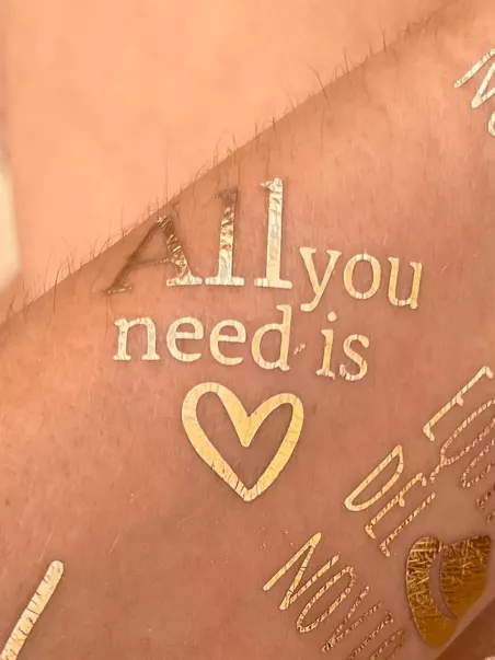 Tatuaje all you need is love