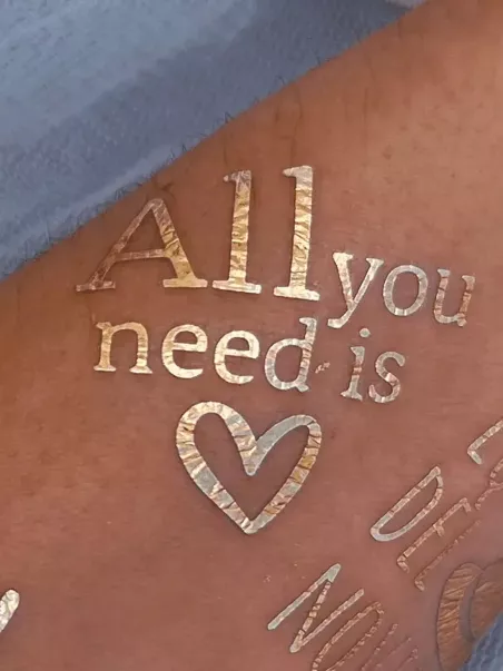 calcomanía all you need is love
