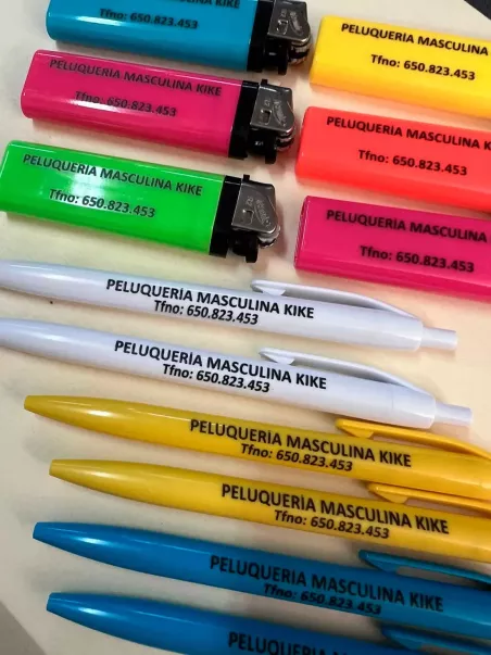 Briquets et stylos avec logo