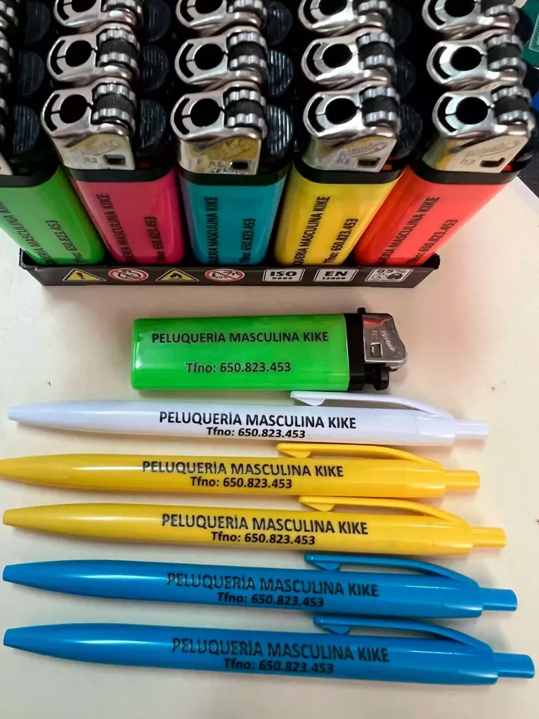 Pack de isqueiros e canetas de cores variadas