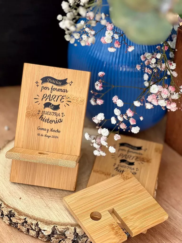 soporte movil con nombres novios