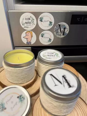 Kerzen und Magnete zur Hochzeit