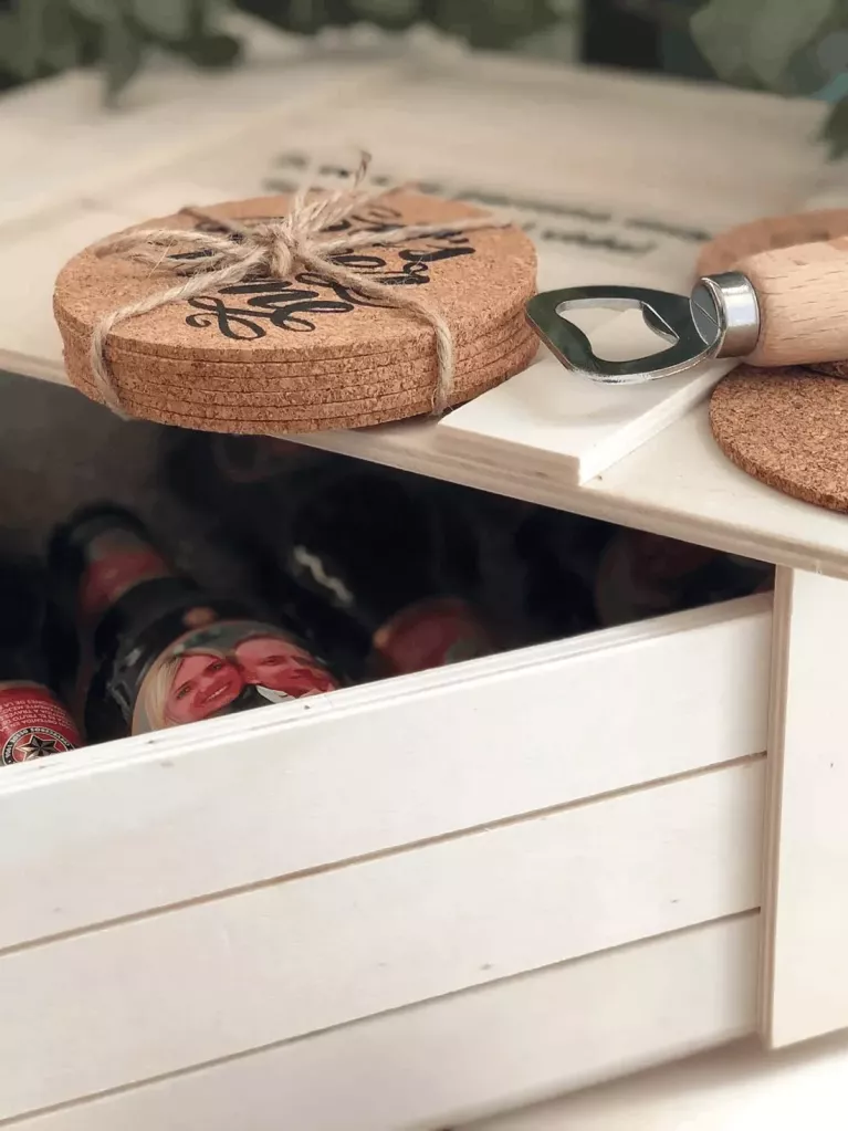 coffret décapsuleur, dessous de verre et bières personnalisées