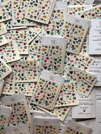 pack di tatuaggi con bustina e cartoncino