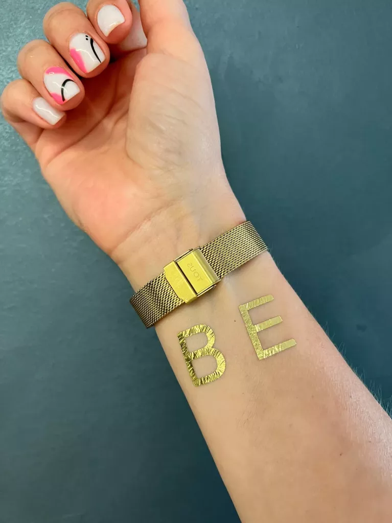 tatuaje beso beach letras metalizadas