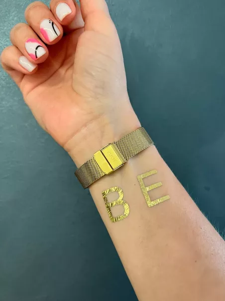 Tatuagens beso beach letras metalizadas