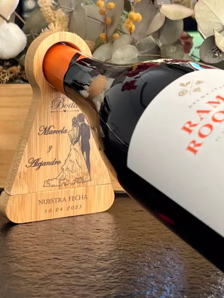 soporte botella con sacacorchos