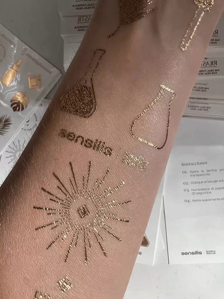goldene Werbe-Tattoos
