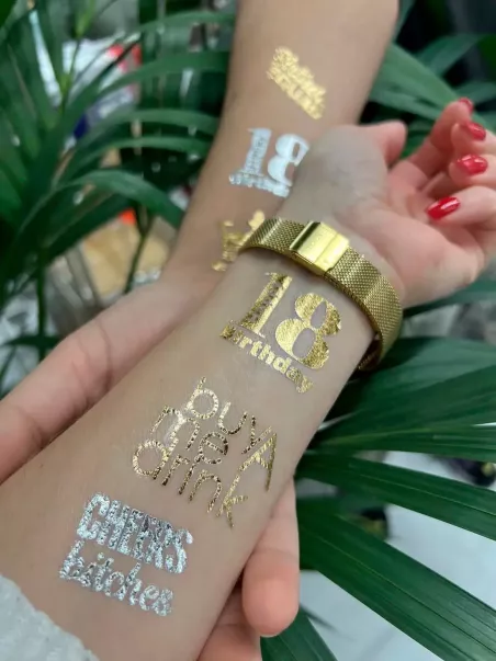 Tatuagens douradas 18 anos