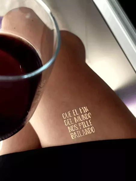 "Möge uns das Ende der Welt tanzend finden" Tattoo