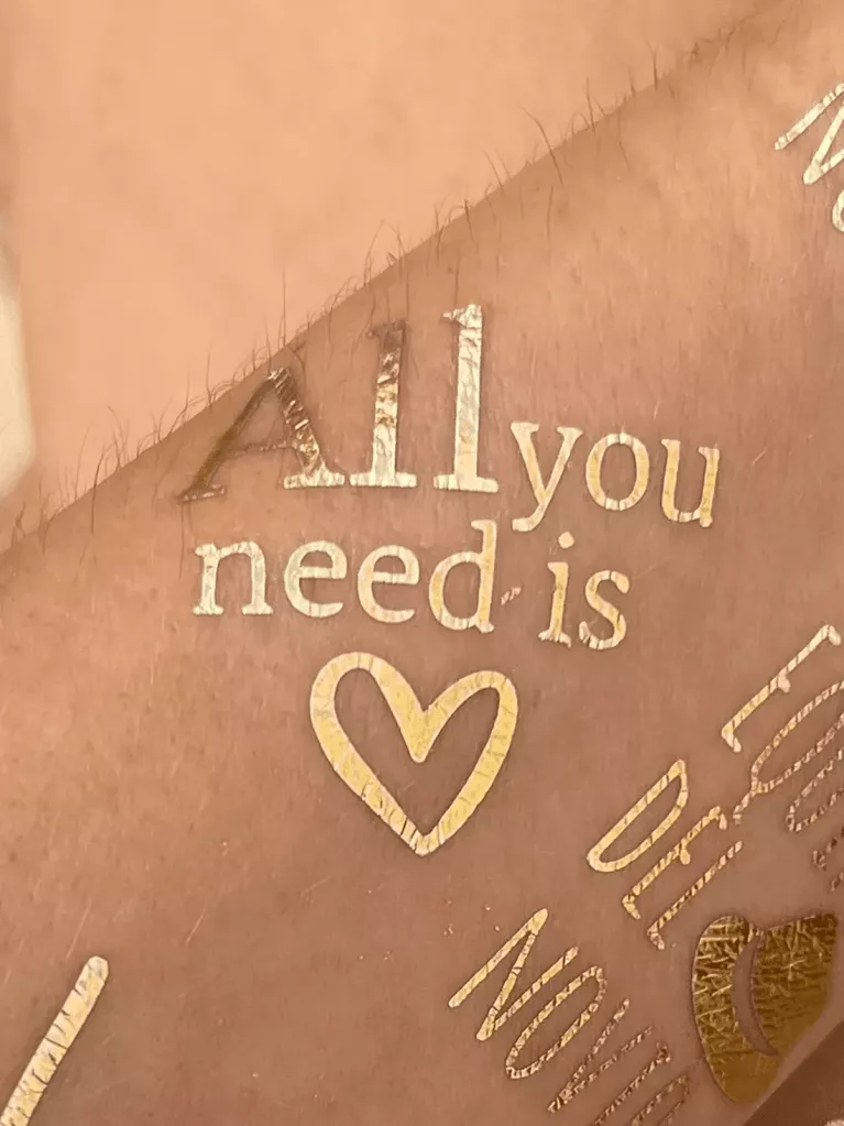 tatouage "All you need is love"