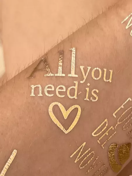 tatuaggio "All you need is love"