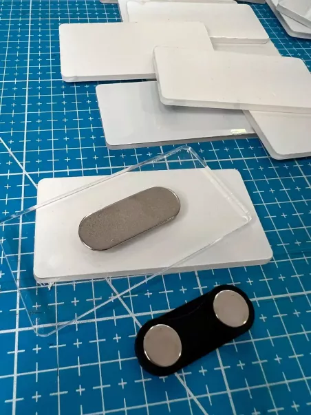 badge identificativi in metacrilato per stampa UV