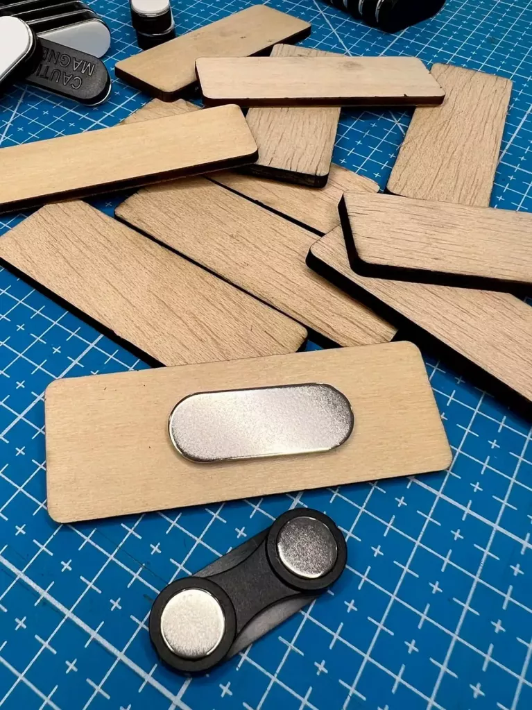 Holz-Namensschilder zur Personalisierung durch UV-Druck