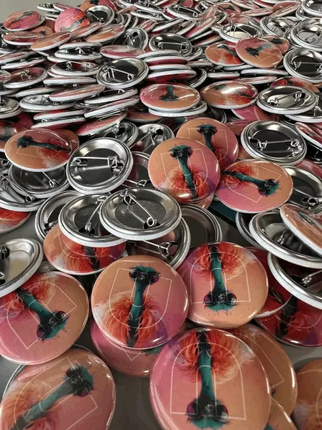 crachás publicitários de 38 mm Uvimark