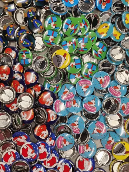 vollfarbig personalisierte Ansteckbuttons