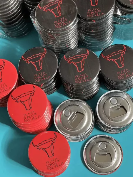 Chapas Con Abrebotellas e Imán Personalizadas | Uvimark®
