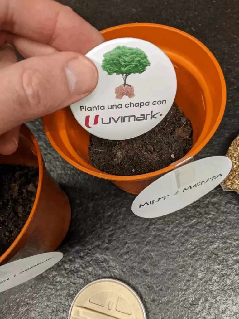 pianta una spilla personalizzata azienda