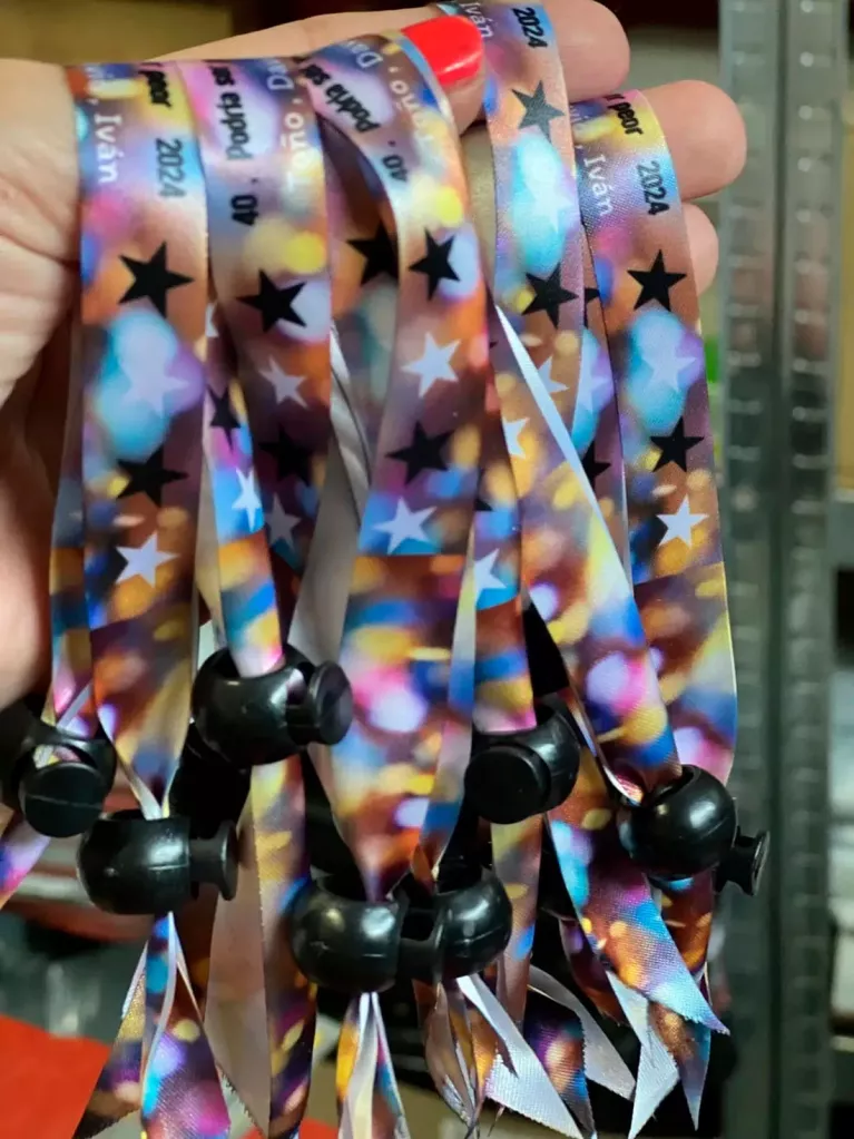 pulseiras de tecido a cores