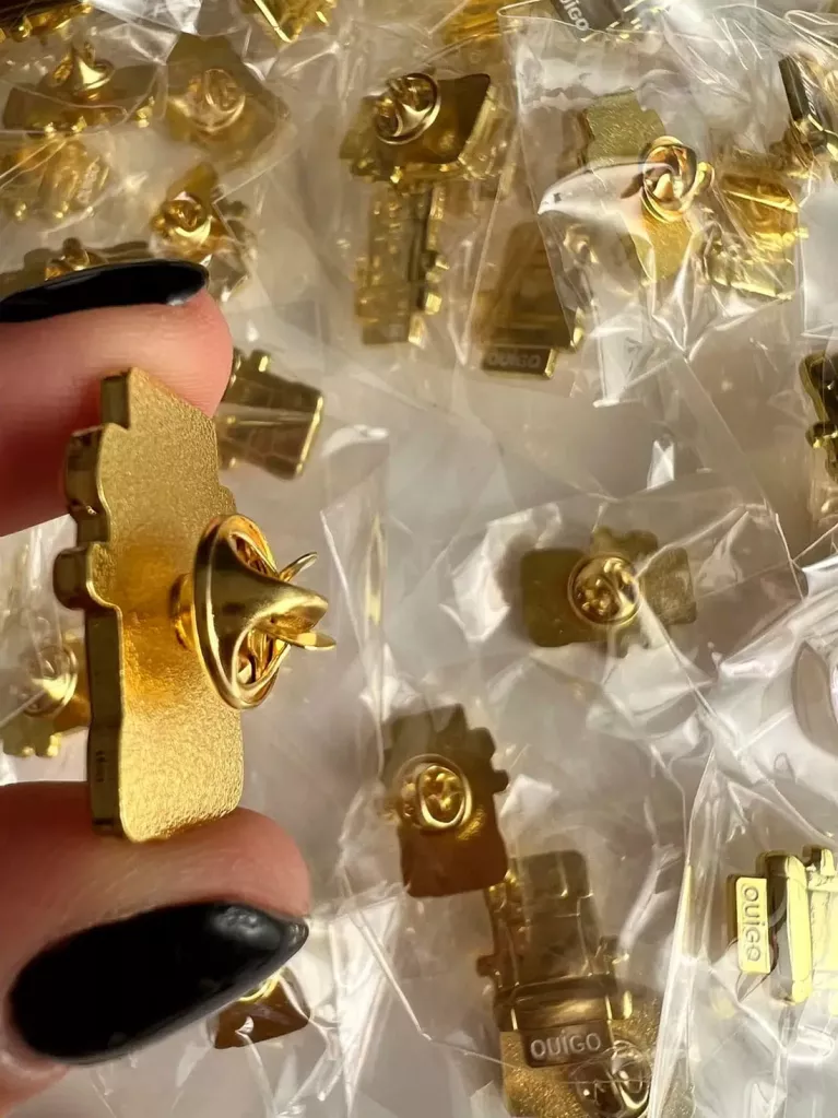 pins moulés personnalisés de haute précision