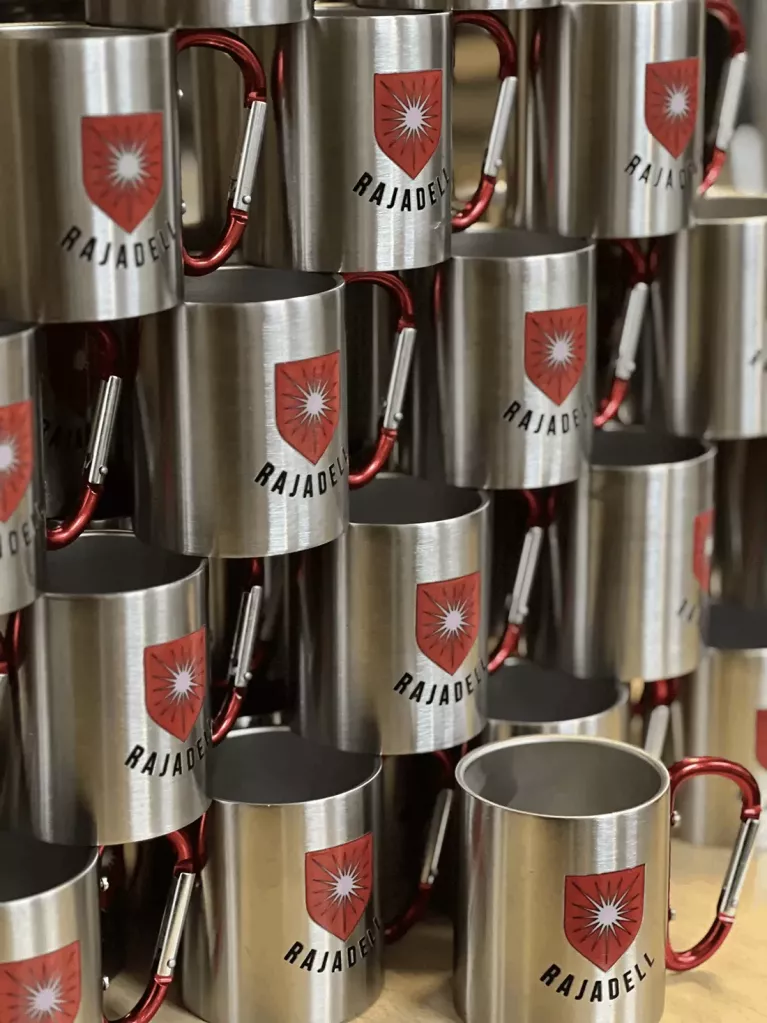 mugs en métal pour salons de congrès