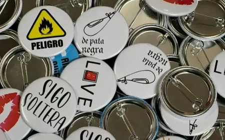 Wie macht man Ansteckbuttons mit einer Buttonmaschine?